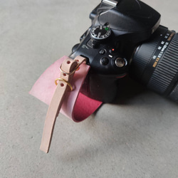 さくらピンクのイタリアンレザー　本革　　カメラホルダー　リストストラップ　一眼レフ　ミラーレスに活躍 4枚目の画像