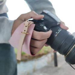 さくらピンクのイタリアンレザー　本革　　カメラホルダー　リストストラップ　一眼レフ　ミラーレスに活躍 3枚目の画像