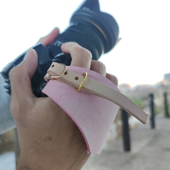 さくらピンクのイタリアンレザー　本革　　カメラホルダー　リストストラップ　一眼レフ　ミラーレスに活躍 5枚目の画像