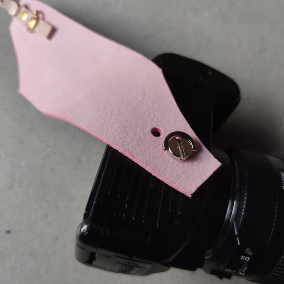 さくらピンクのイタリアンレザー　本革　　カメラホルダー　リストストラップ　一眼レフ　ミラーレスに活躍 2枚目の画像