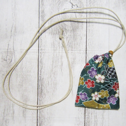 首から下げられる、巾着袋－お守り袋・ストーン入れ☆和柄・桜の花・グリーン系・鍵袋 3枚目の画像