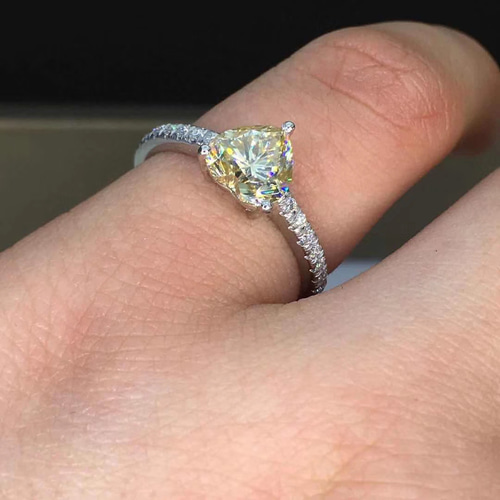 newデザイン】輝くハートシェイプ モアサナイト リング k18 指輪  