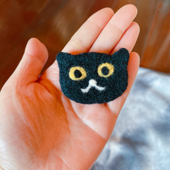 羊毛フェルト 黒猫さんのブローチ 3枚目の画像