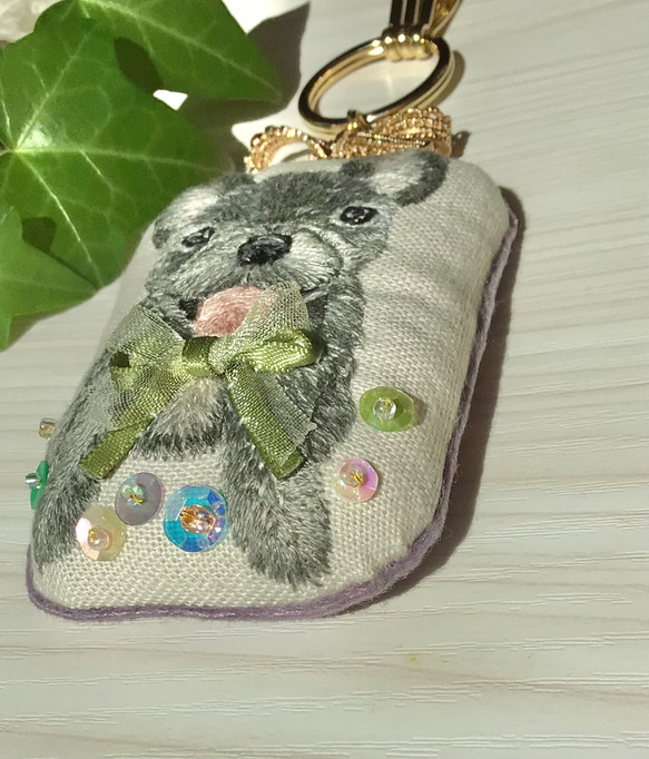 フレンチブルドッグ　犬　動物　キーホルダー　ビーズ　ハンドメイド　手刺繍　刺繍　プレゼント　ギフト　木苺 3枚目の画像