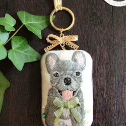 フレンチブルドッグ　犬　動物　キーホルダー　ビーズ　ハンドメイド　手刺繍　刺繍　プレゼント　ギフト　木苺 1枚目の画像