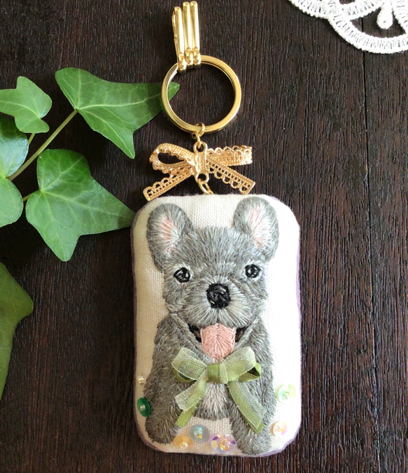 フレンチブルドッグ　犬　動物　キーホルダー　ビーズ　ハンドメイド　手刺繍　刺繍　プレゼント　ギフト　木苺 1枚目の画像