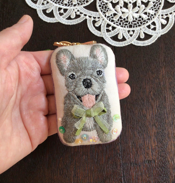 フレンチブルドッグ　犬　動物　キーホルダー　ビーズ　ハンドメイド　手刺繍　刺繍　プレゼント　ギフト　木苺 8枚目の画像