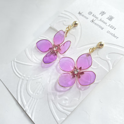 濃いピンクの紫陽花のピアス/イヤリング 1枚目の画像
