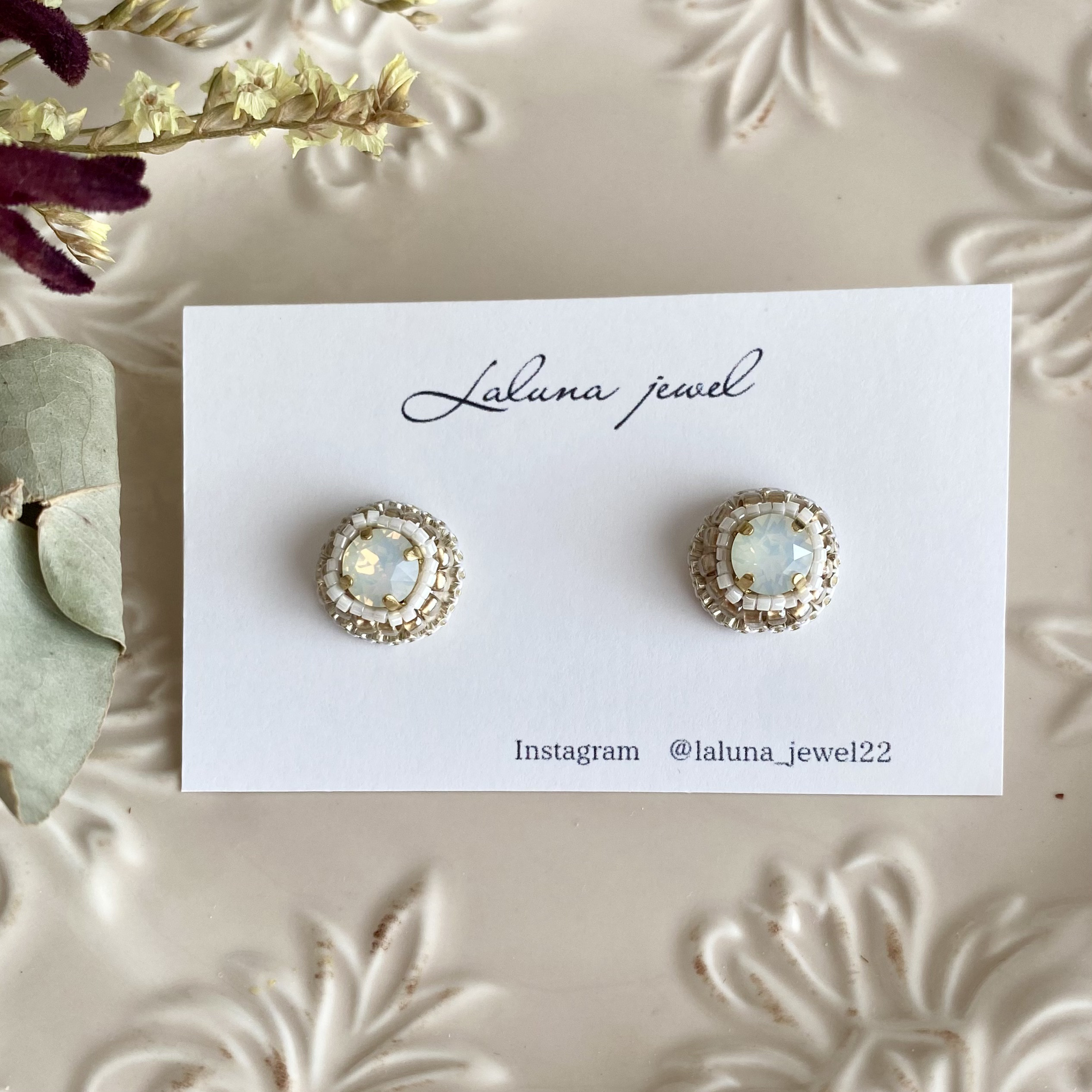 ピアス》煌めくスワロフスキーのビーズ刺繍ピアス／シャンパン