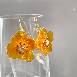 オレンジ色の八重の花のピアス/イヤリング 2枚目の画像