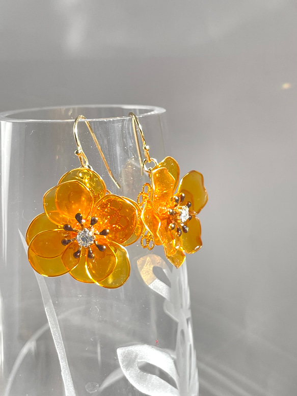 オレンジ色の八重の花のピアス/イヤリング 2枚目の画像