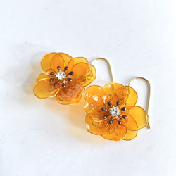オレンジ色の八重の花のピアス/イヤリング 3枚目の画像
