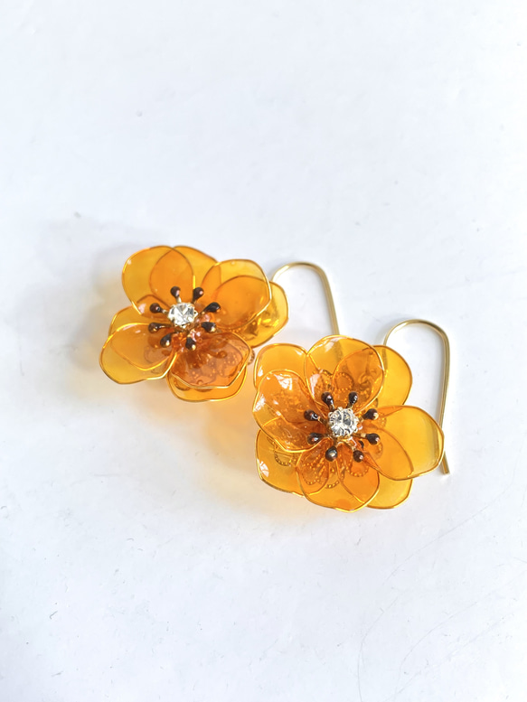 オレンジ色の八重の花のピアス/イヤリング 3枚目の画像
