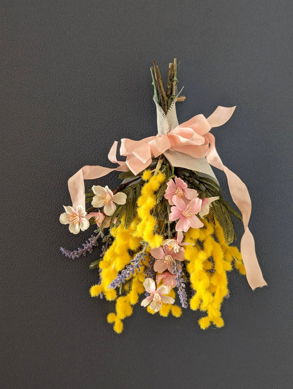 桜とミモザのスワッグ＆花瓶付きアレンジメント～桜色のフランスリボンを添えて～アーティフィシャルフラワー（造花）２WAY　 4枚目の画像