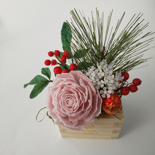 樹脂粘土のパールピンクメリアローズのお正月フラワーアレンジメント