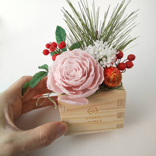 樹脂粘土のパールピンクメリアローズのお正月フラワーアレンジメント