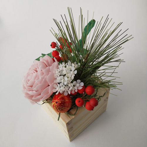 樹脂粘土のパールピンクメリアローズのお正月フラワーアレンジメント