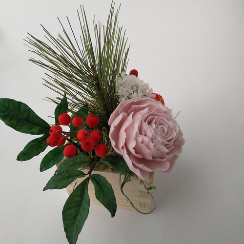 樹脂粘土のパールピンクメリアローズのお正月フラワーアレンジメント