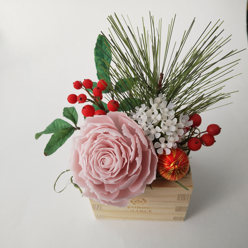 樹脂粘土のパールピンクメリアローズのお正月フラワーアレンジメント