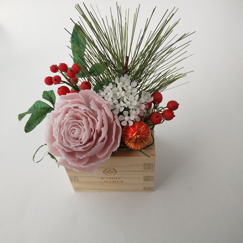 樹脂粘土のパールピンクメリアローズのお正月フラワーアレンジメント