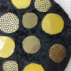約8cmの楕円の黒い裏革に 大小の，ゴールド系の水玉を散らして 2枚目の画像