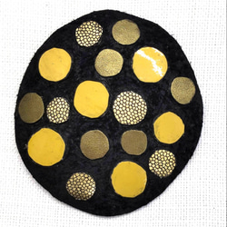 約8cmの楕円の黒い裏革に 大小の，ゴールド系の水玉を散らして 1枚目の画像