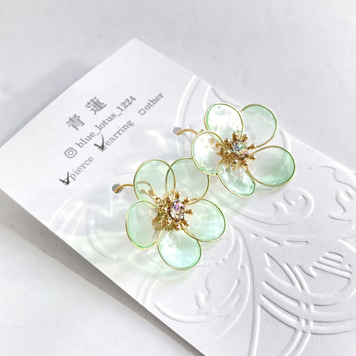 黄緑の小花のピアス/イヤリング ピアス（フック・チェーン） 青蓮 