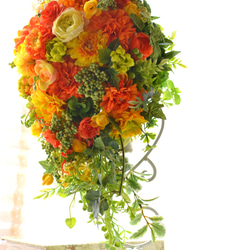 結婚式の花嫁ブーケ・キャスケードブーケ・華やかに彩るウエディングブーケ 9枚目の画像