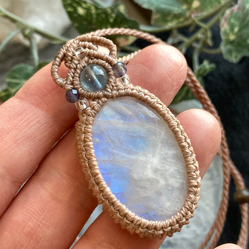 ３つのレインボームーンストーンのマクラメネックレス 幻想の世界☆ruby レインボームーンストーン マクラメネックレス1594