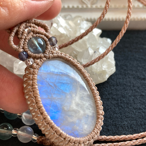 レインボームーンストーン 天然石マクラメ編みネックレス・天然石