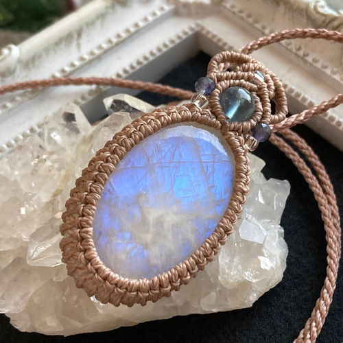 レインボームーンストーン 天然石マクラメ編みネックレス・天然石