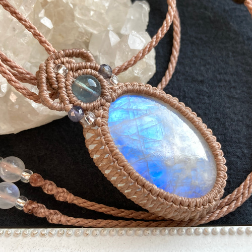 レインボームーンストーン 天然石マクラメ編みネックレス・天然石