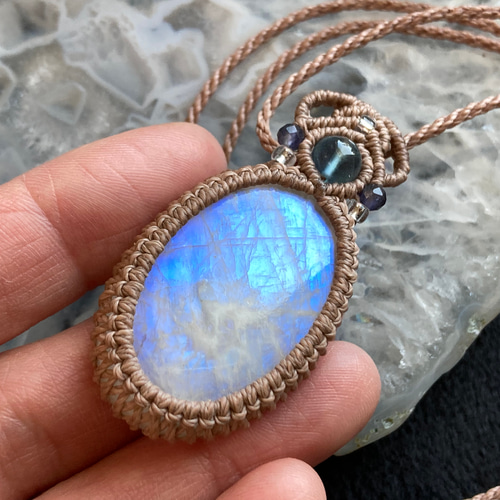 レインボームーンストーン・オパールのマクラメネックレス レインボームーンストーン・オパールのマクラメネックレス