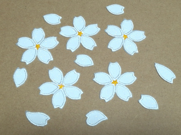 縁取り刺繍キラキラ桜と花びらワッペンセットa/選べるカラー 11枚目の画像