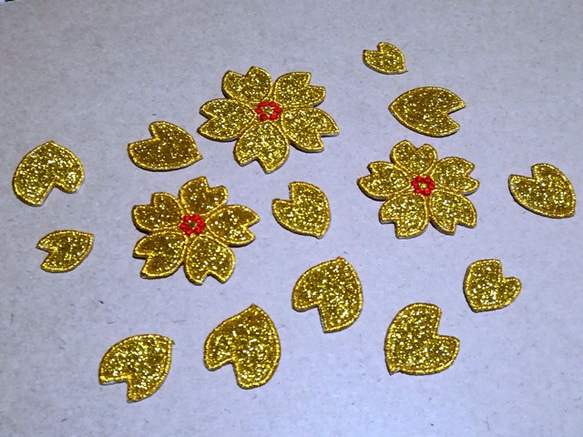縁取り刺繍キラキラ桜と花びらワッペンセットb/選べるカラー 1枚目の画像
