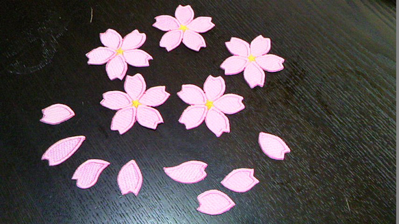 縁取り刺繍桜と花びらワッペンセットaデザイン/選べるカラー 1枚目の画像