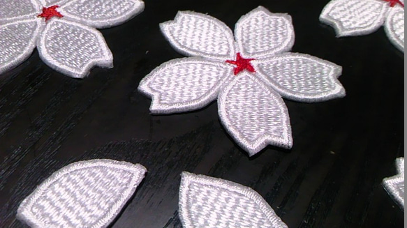 縁取り刺繍桜と花びらワッペンセットaデザイン/選べるカラー 7枚目の画像