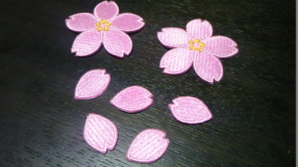 縁取り刺繍桜と花びらワッペンセットeデザイン/選べるカラー 1枚目の画像