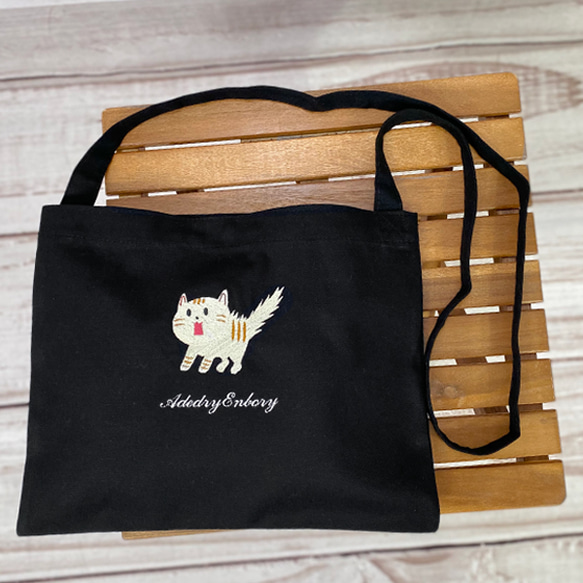 【送料無料】驚き猫の刺繍  内ポケット付き キャンバス サコッシュ 1枚目の画像