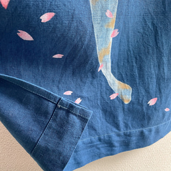 送料無料　" 桜に恋する鯉 " 藍染めコットンリネンタペストリー 型摺り染　花見　ピンク　 6枚目の画像