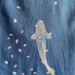 送料無料　" 桜に恋する鯉 " 藍染めコットンリネンタペストリー 型摺り染　花見　ピンク　 2枚目の画像
