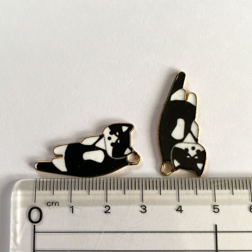 1473】つままれ猫チャーム 白黒（大）4個 チャーム green 通販