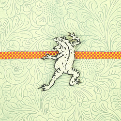 国宝 鳥獣戯画・かえるのブローチ ＊オートクチュールビーズ刺繍 8枚目の画像