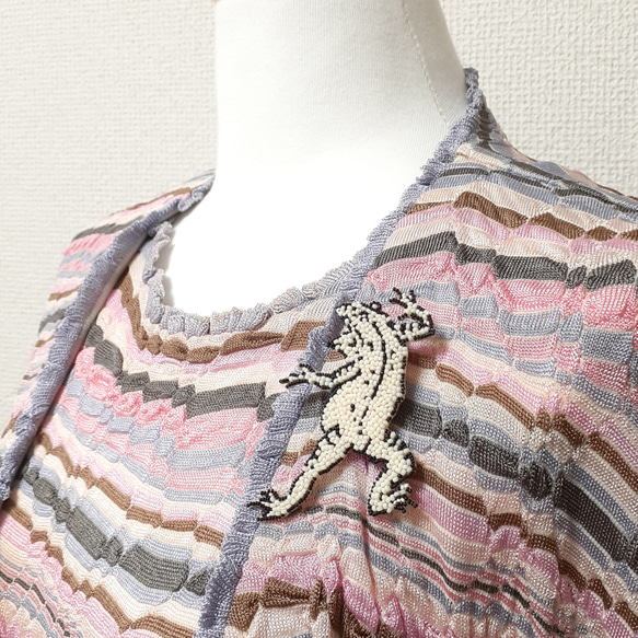 国宝 鳥獣戯画・かえるのブローチ ＊オートクチュールビーズ刺繍 3枚目の画像