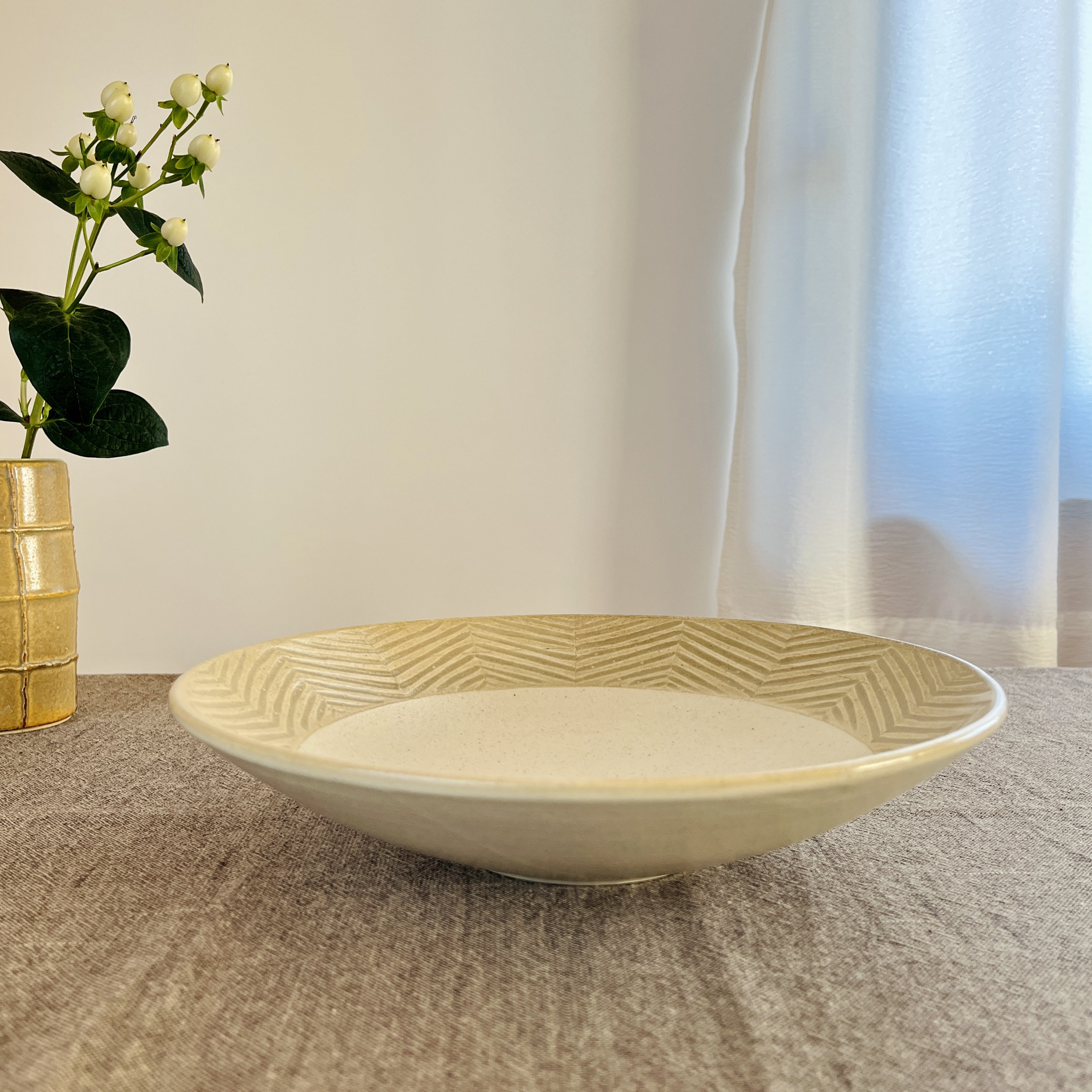 丸盛皿　丸盛鉢　メイン皿　ヘリンボーン柄　チャイティーベージュ（手彫り）