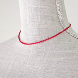 フロストレッド シンプルなビーズのラインネックレス 赤 6枚目の画像