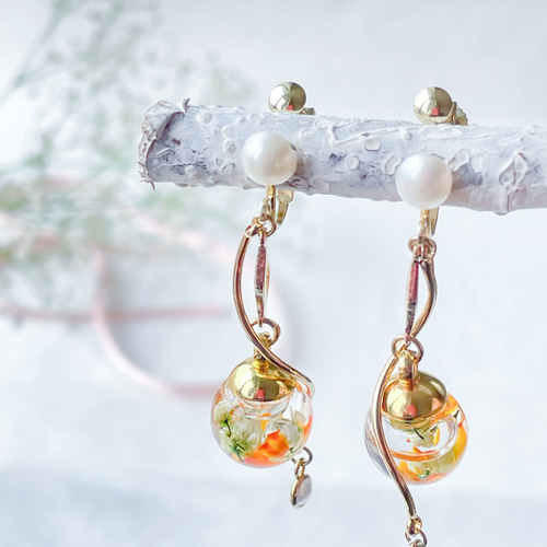 雑誌掲載】キラキラ オレンジ花びらとお花のガラスドームピアス