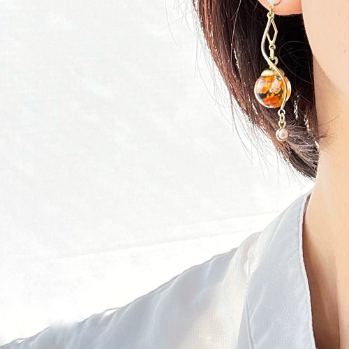 雑誌掲載】キラキラ オレンジ花びらとお花のガラスドームピアス