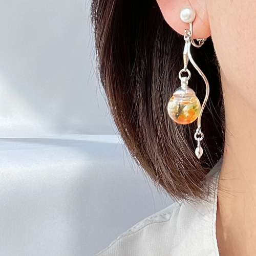 雑誌掲載】キラキラ オレンジ花びらとお花のガラスドームピアス