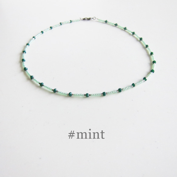 ペールグリーン×エメラルド グリーン デザイン ビーズネックレス 緑